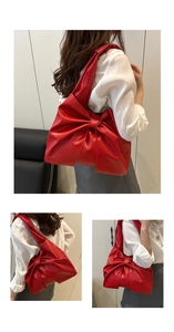 Detail einer roten Leder-Tote-Bag mit großer Schleife, über der Schulter getragen