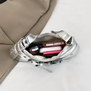 Binnenzijde van de zilveren halve maan tas met ruimte voor make-up en een portemonnee