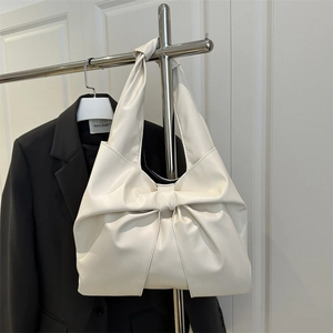 Sac à bandoulière minimaliste blanc crème avec nœud plissé en similicuir pour l'été