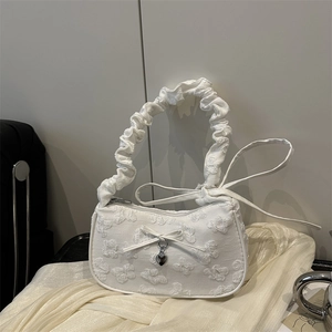 Bolso bajo el brazo blanco con textura floral 3D, lazo y colgante de corazón