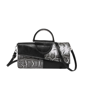 Borsa a tracolla minimalista nera e serpente con manico rotondo e tracolla rimovibile