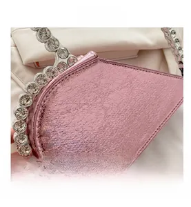 Detailansicht der rosa Herz-Tasche mit Strasssteinen und glänzendem Lackleder