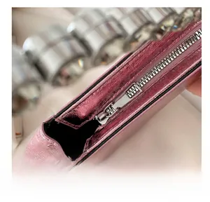 Detailaufnahme des glatten Silber-Reißverschlusses und des metallisch rosa Leders