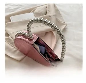 Detailansicht der rosa Herz-Abendtasche mit Innenraum für Lippenstift und Kosmetika