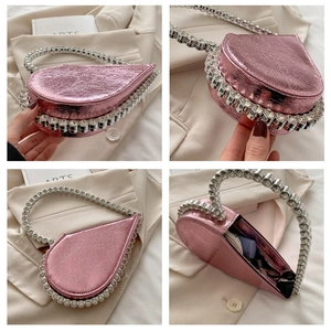Details der rosa Strass-Handtasche in Herzform mit silbernem Griff und Kristallbesatz