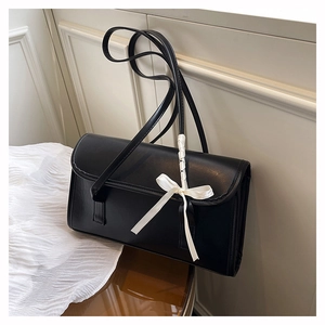 Bolso baguette negro de cuero sintético liso con un elegante lazo de cinta blanca