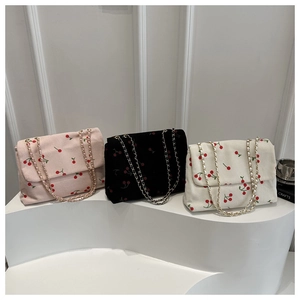 Trois sacs bandoulière en velours côtelé avec imprimés cerises en rose, noir et beige