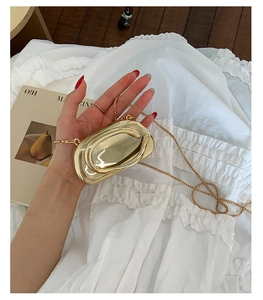 Mini sac à chaîne en métal doré avec finition géométrique miroir et bandoulière élégante