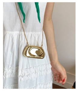 Mini sac artistique en métal doré miroir avec design circulaire irrégulier et chaîne