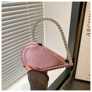 Detail der metallisch-rosa Herz-Handtasche mit funkelndem Strass-Rundgriff für Damen