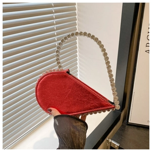 Dunkelrote herzförmige Clutch mit Samttextur und kristallbesetztem Perlengriff