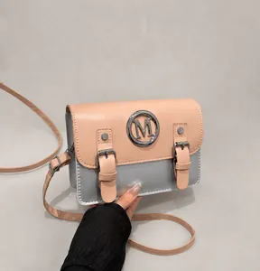 Détail du sac bandoulière rose et argent avec logo M en métal et rabat magnétique