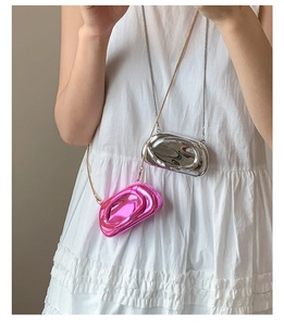 Mini sacs bandoulière métalliques en argent et rose avec texture métal liquide