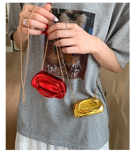 Mini sac bandoulière métallique avec chaîne, modèles en rouge et doré brillant