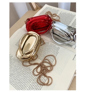 Détails de mini sacs en acrylique métallisé or argent et rouge avec bandoulière chaîne