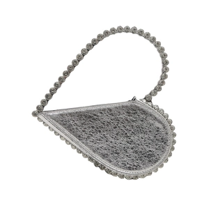 Silberne herzförmige Abendtasche mit funkelnden Strasssteinen und Metallic-Finish