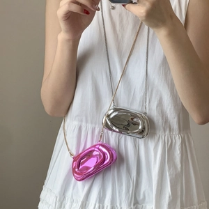 Mini sac bandoulière forme galet avec finition miroir métallique brillante en rose et argent