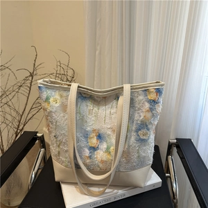 Vintage tote bag with embroidered floral patterns and large capacity for women commuting