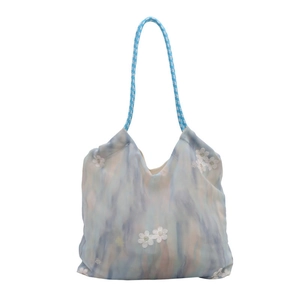 Sac cabas en toile à fleurs, motif tie-dye et anses tressées pour un style estival