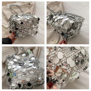 Dettaglio borsa a secchiello con paillettes argento e tracolla a catena lucida