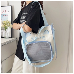 Détail du sac fourre-tout en toile chat avec poche en filet porté par un mannequin