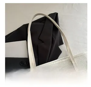 Détail du sac cabas en velours blanc avec imprimé cerises rouges et anses cousues