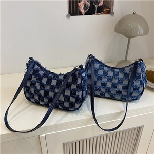 Denim-Halbmondtaschen mit kariertem Fransen-Design in hell- und dunkelblauen Tönen