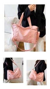 Détail du sac de voyage rose avec poignées renforcées, crochets métal et nylon