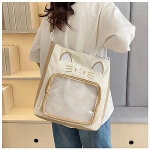 Détail du sac ita en toile oreilles de chat avec fenêtre transparente et broderie