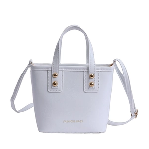 Sac seau blanc avec rivets dorés et détails élégants en texture similicuir