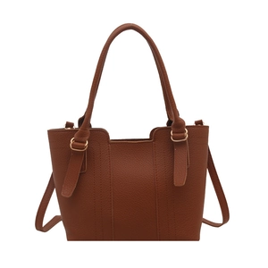 Sac seau marron en cuir synthétique texturé avec détails de boucles dorées