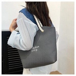 Détail du grand sac cabas noir en toile avec poignées en corde et texte Fashion xing