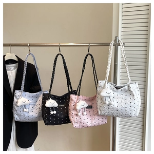 Detailed comparison of four quilted tote bags in blue, black, pink and white colors