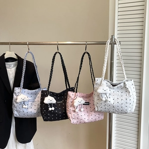 Quilted Tote Bag For Women Bubble Texture Shoulder Bag With Mini Bow Knot Pattern And Cloud Plush Pendant Kawaii Casual