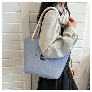 Grand sac cabas en toile bleu clair avec poignées en corde blanche et anneaux métalliques