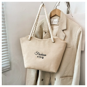 Détail du grand sac cabas en toile avec poignées en corde et broderie Fashion xing