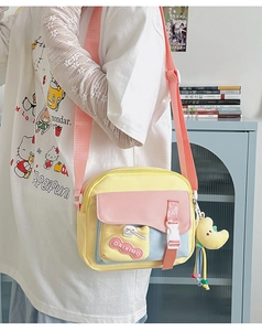 Dettaglio della borsa a tracolla in tela con pannelli patchwork gialli, rosa e blu