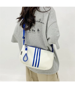 Detailansicht der Oxford-Schultertasche mit blauen Streifen und Nylon-Schultergurt