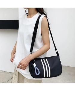 Detail der großen schwarzen Oxford-Tasche mit weißen Streifen und robuster Nylonstruktur