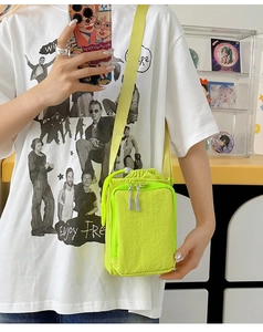 Neongrüne Trinkflaschentasche mit Kordelzugverschluss und Crossbody-Gurt Detail