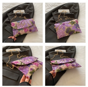 Detail van bloemen pailletten clutch met gouden ketting in vier verschillende aanzichten