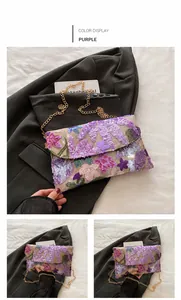Detail van paarse pailletten bloemborduursel op beige enveloppe clutch met gouden ketting