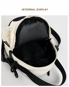 Detalle del bolso para botella de nylon que muestra el bolsillo de red y compartimento principal
