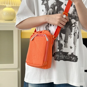 Helle orangefarbene wasserdichte Nylon-Umhängetasche mit verstellbarem Gurt für Outdoor