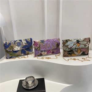 Drie pailletten clutches met bloemenborduurwerk en gouden kettingriemen in diverse kleuren