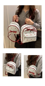 Comparación detallada de tamaños de mini mochilas blancas con lazos rojos y corazones