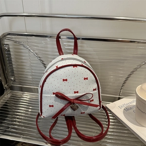 Mini mochila dulce a lunares rojos y blancos con lazo grande y dije de corazón