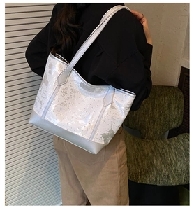 Vue latérale du sac fourre-tout en cuir verni blanc avec motifs floraux argentés chic