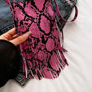Vue détaillée du petit sac bandoulière rose motif serpent avec de longues franges