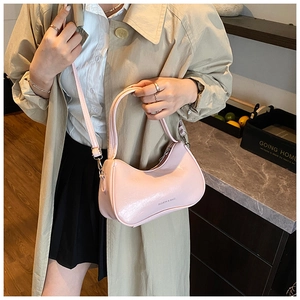Détail du sac dumpling rose clair en cuir plissé brillant avec bandoulière réglable